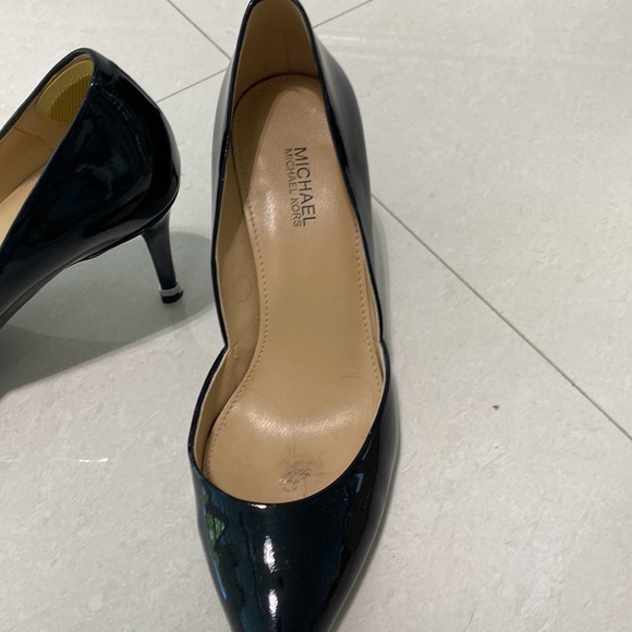 NWOT BLACK MICHAEL KORS POINTED PUMPS - Picture 2 of 7